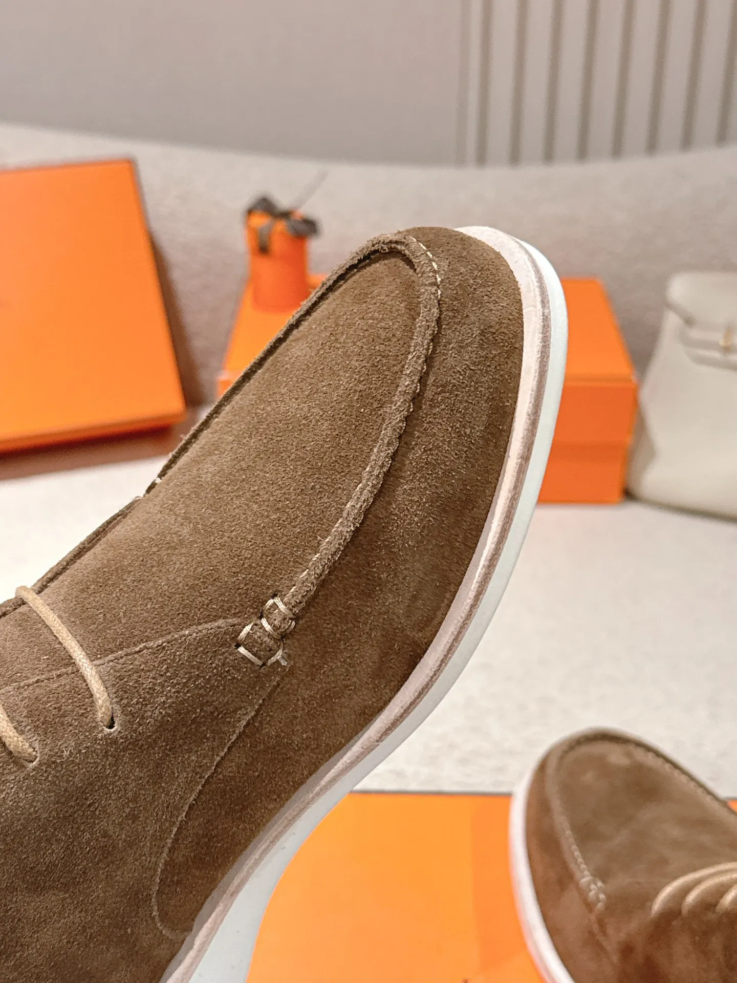 Men's Men's Shoes 660💰 Hermes men's size #26ss calfskin derby shoes, decorated with signature "H Diamant" details for a stylish and casual style. Fabric: Cow suede Lining: Mixed sheep lining Outsole: Genuine leather welt + original TPU Bottom thickness: 3CM Code number: 39-45 (customized at 46.47)